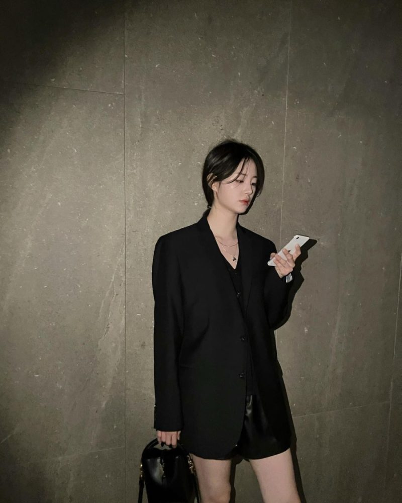 Blazer mix với quần âu ống rộng và áo thun trơn sẽ tạo nên một tổng thể vừa hiện đại vừa thanh lịch.