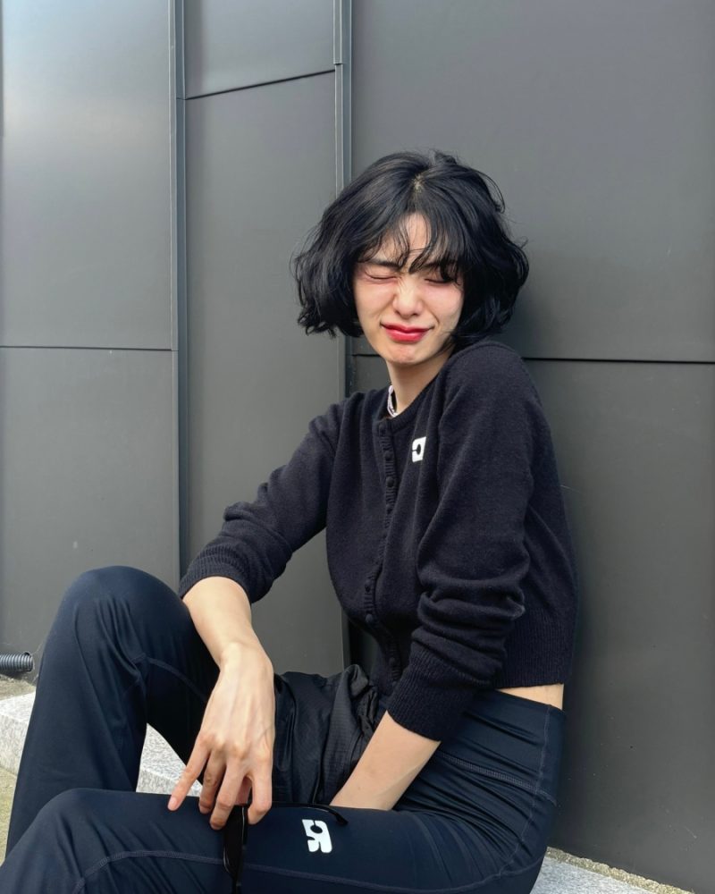 Bản phối “all black” nơi công sở này sẽ giúp bạn nổi bật.