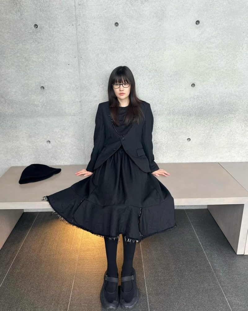 Đầm maxi mang tông màu này sẽ khiến các nàng trung hòa được giữa sự cá tính và dịu dàng.