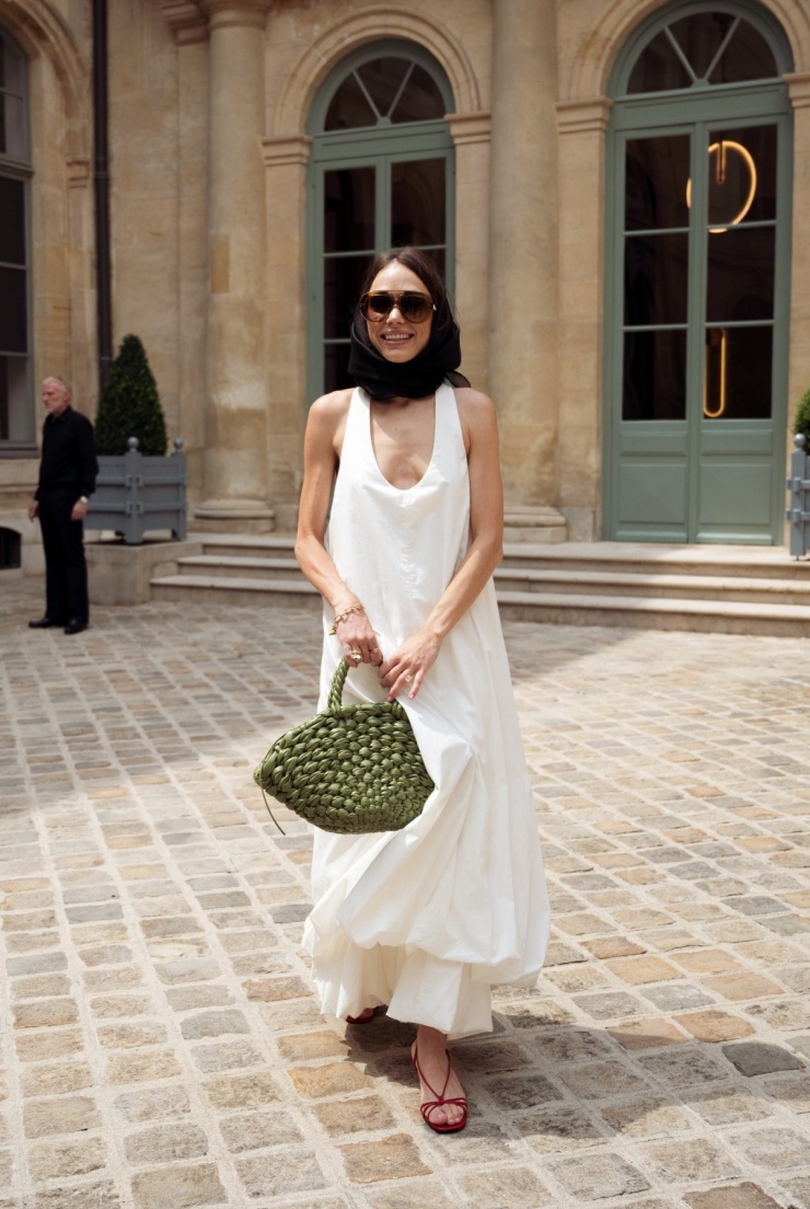 Một chiếc đầm maxi trắng dài đến mắt cá chân sẽ là lựa chọn hoàn hảo cho những chuyến dã ngoại