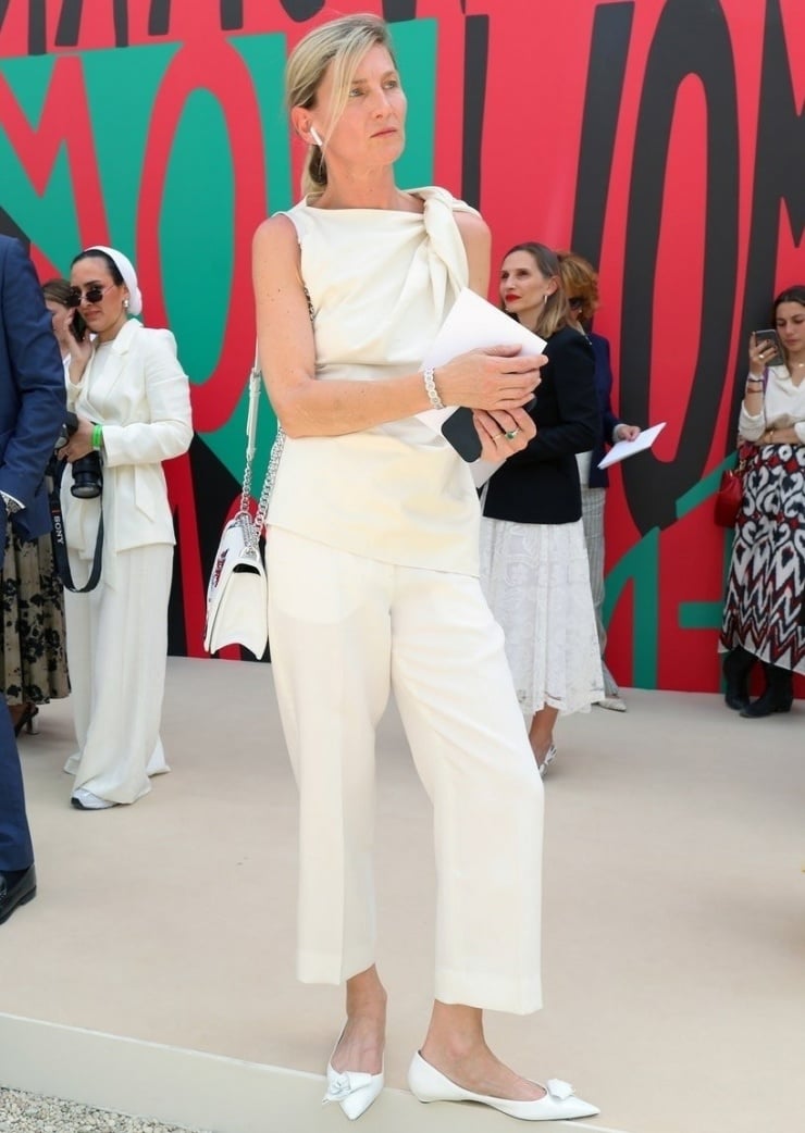 Với những cô nàng công sở, áo sát nách kiểu cách phối cùng quần vải đồng màu