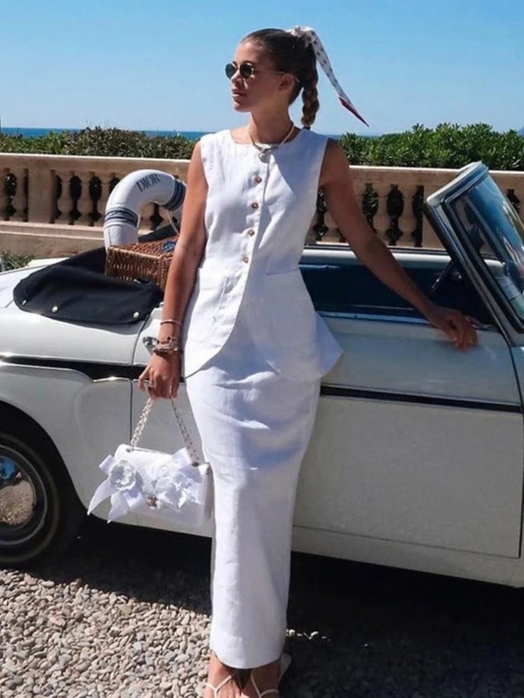 Nếu bạn muốn làm mới phong cách, hãy thử thay quần bằng một chiếc chân váy mini dáng bút chì.