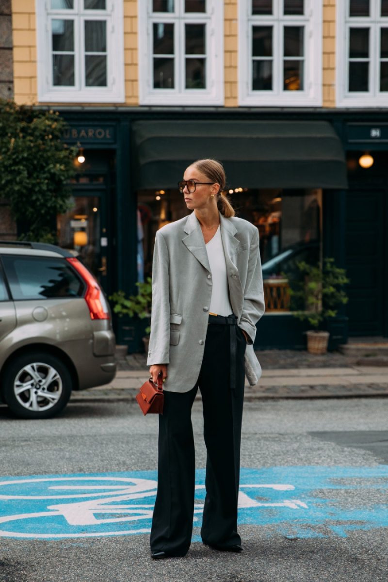 mon-do1-0830 Món đồ oversized mới là món đồ đồng hành cùng phái đẹp suốt bốn mùa trong năm.