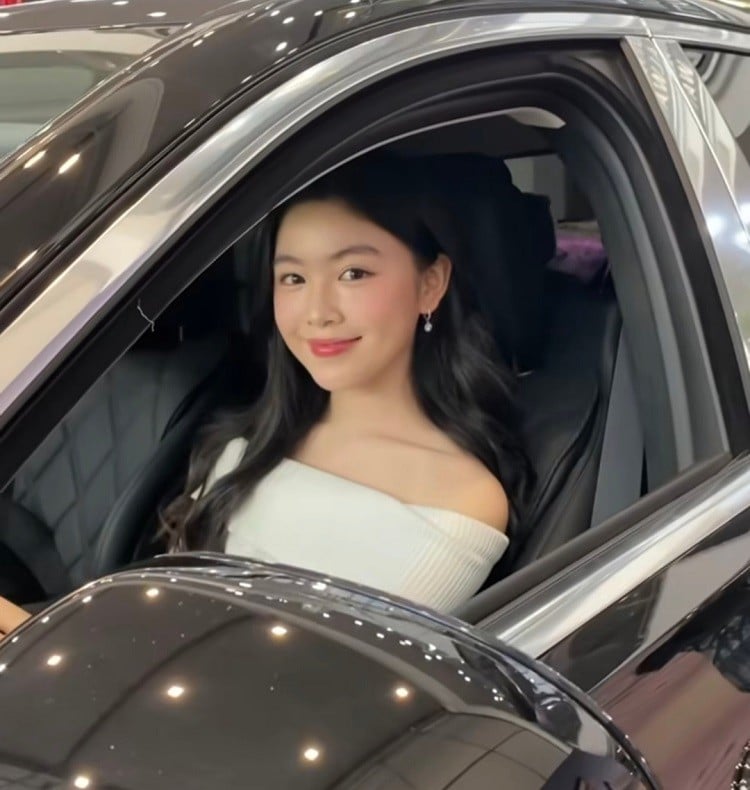 Gia đình Quyền Linh vừa hỗ trợ Lọ Lem mua chiếc xe hơi hạng sang.