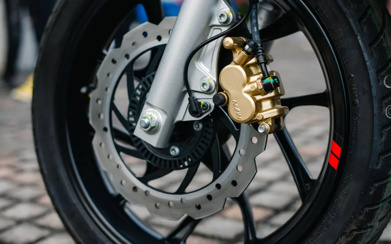 Hệ thống chống bó cứng phanh ABS cũng được trang bị trên 02 phiên bản xe Medley mang đến khả năng vận hành an toàn