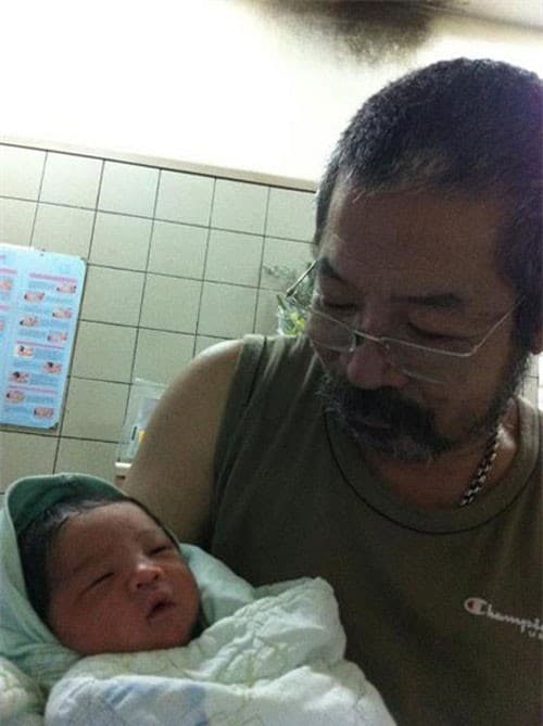 Con trai út của cặp vợ chồng ra đời năm 2013 khi NSND Lê Hùng đã 62 tuổi.