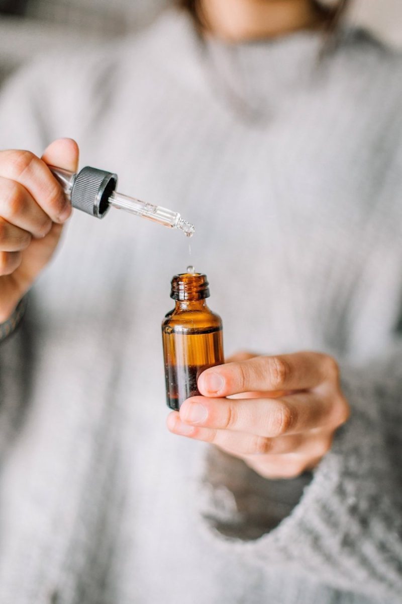 Serum vitamin C là một trong những lựa chọn phổ biến nhờ khả năng làm sáng và chống oxy hóa mạnh mẽ.