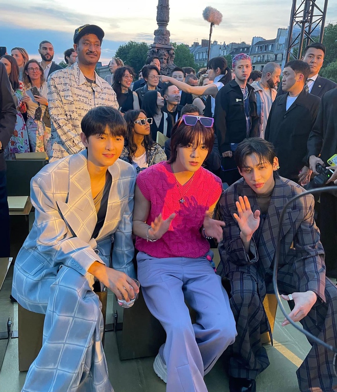 Song Joong Ki xuống sắc không phanh- Ảnh 10.