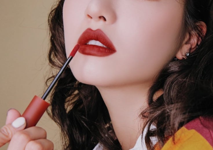 Khi đánh son, thay vì miết mạnh, hãy thoa nhẹ từ lòng môi rồi tán dần ra