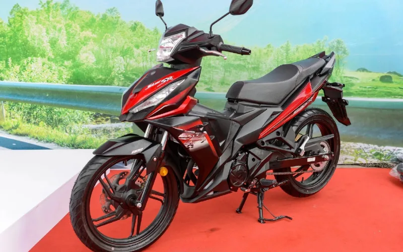 sym-star-sr-170cc-2-png SYM Star SR 2025 sở hữu phong cách thiết kế mới mẻ và độc đáo, chú trọng đến yếu tố thời trang và mang đậm dáng vẻ của một chiếc xe thể thao