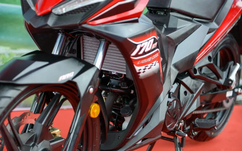sym-star-sr-170cc-3-png Hệ thống giảm xóc sau sử dụng dạng monoshock, tương tự như thiết kế thường thấy trên các mẫu xe đua thể thao