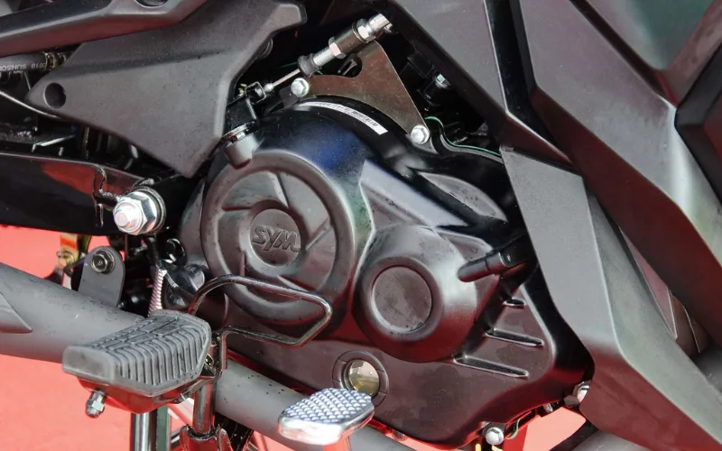 sym-star-sr-170cc-4-png Xe côn tay SYM Star SR 2025 được trang bị động cơ xăng 4 kỳ 174cc tích hợp công nghệ EcoTech tiết kiệm nhiên liệu