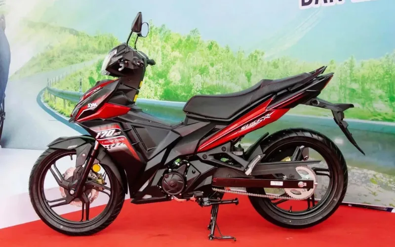 sym-star-sr-170cc-5-png Yên xe được thiết kế phân tầng rõ rệt giữa vị trí người lái và người ngồi sau, với độ dốc cao thấp mang phong cách của những chiếc xe đua thể thao