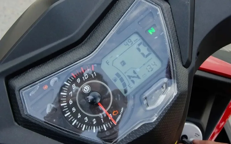 sym-star-sr-170cc-7-png Về tiện ích, xe được trang bị đồng hồ hiển thị đa thông tin dạng LCD kết hợp với đồng hồ báo vòng tua máy dạng cơ truyền thống