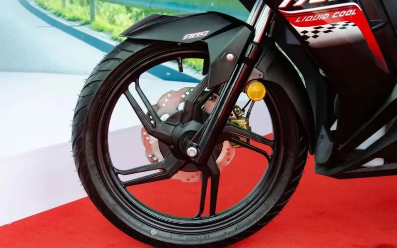 sym-star-sr-170cc-8-png Cả hai bánh xe của SYM Star SR 2025 đều được trang bị hệ thống phanh đĩa, với kích thước đĩa phanh trước là 250mm và đĩa phanh sau là 200mm