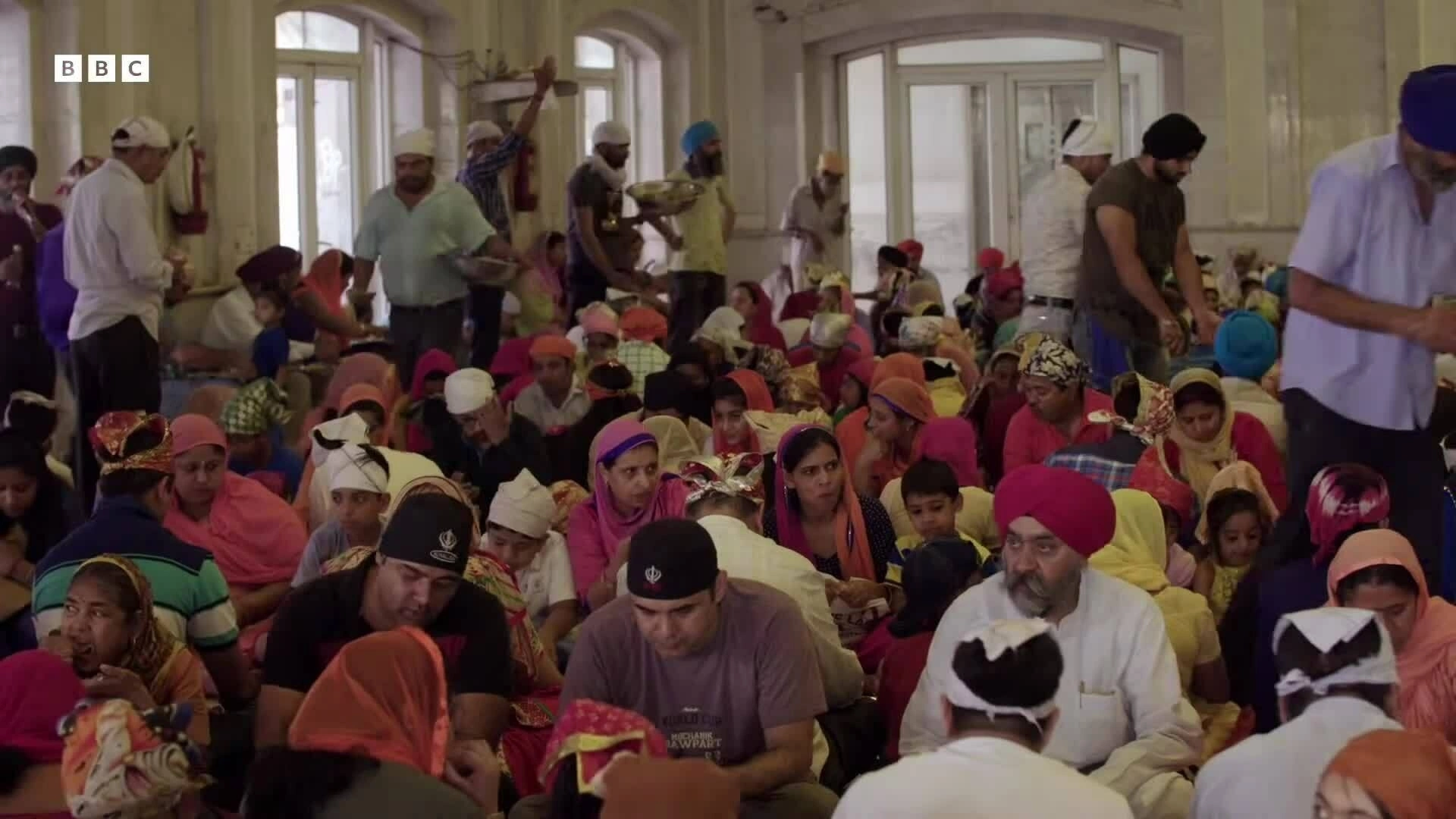 Bên trong ngôi đền phục vụ hàng nghìn bữa ăn miễn phí mỗi ngày