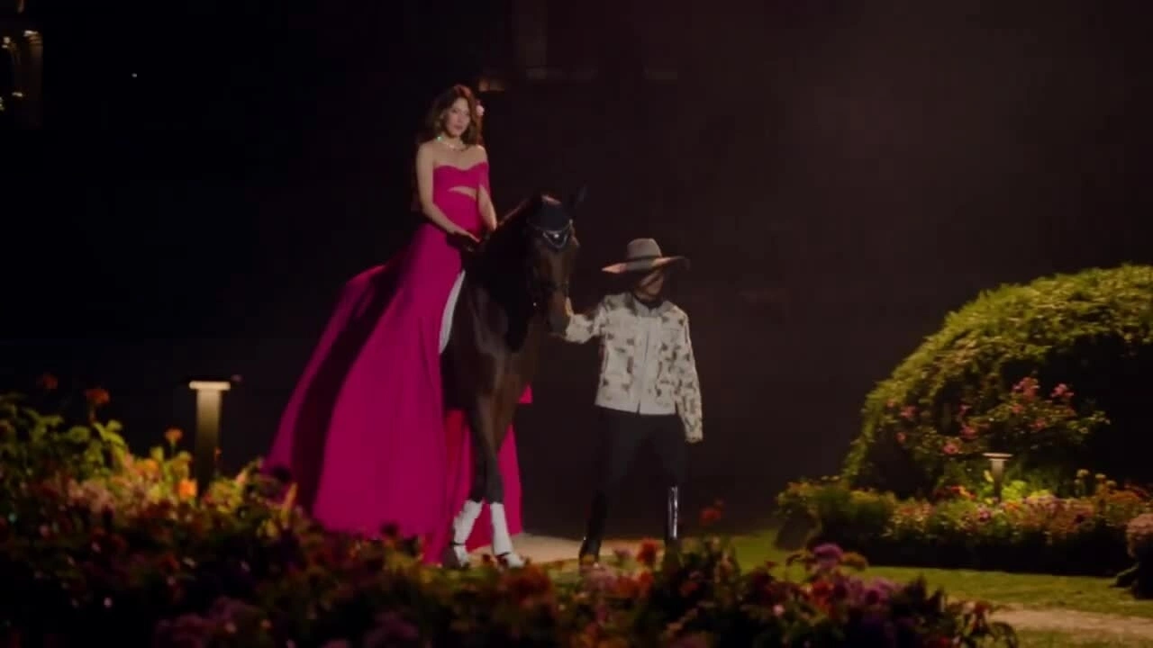 Cốc Ái Lăng cưỡi ngựa, catwalk