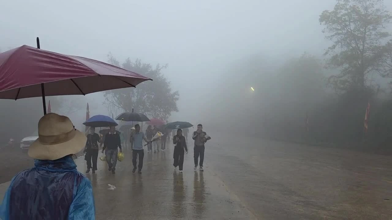 Du khách đội mưa lên huyệt đạo thiêng lấy ‘nước tiên’ cầu may đầu năm