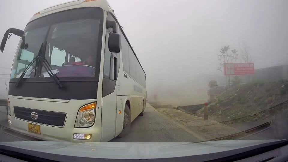 Đường mù sương, xe khách lấn làn vượt ẩu