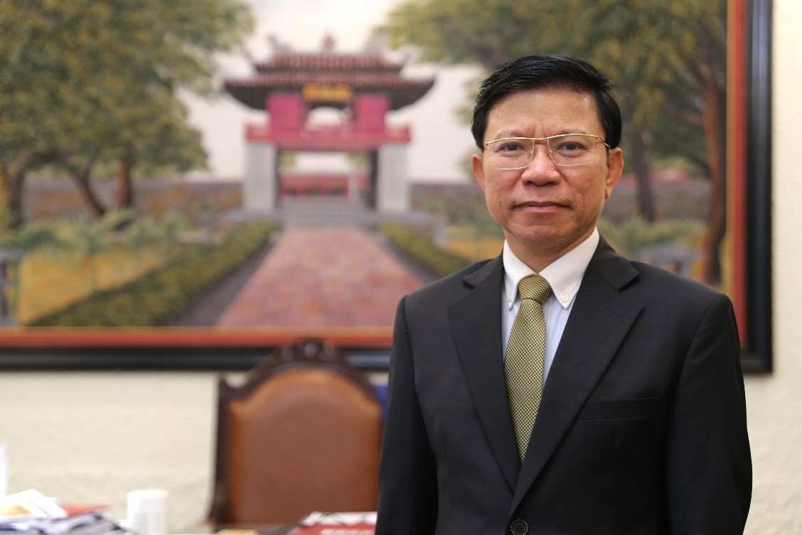 Hiệu trưởng Trường ĐH KHXH&NV Hà Nội nhận Huân chương Cành cọ hàn lâm của Pháp - Ảnh 1.