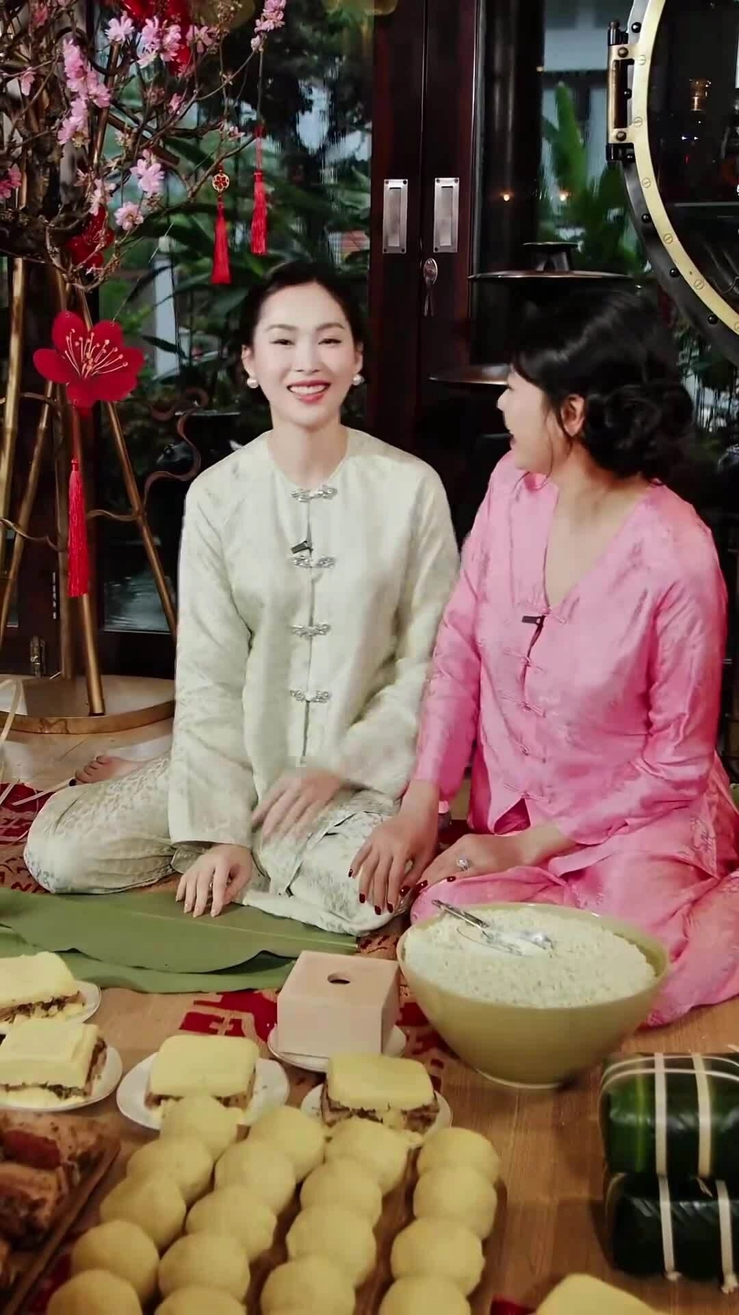 Hà Kiều Anh và Đặng Thu Thảo gói bánh chưng