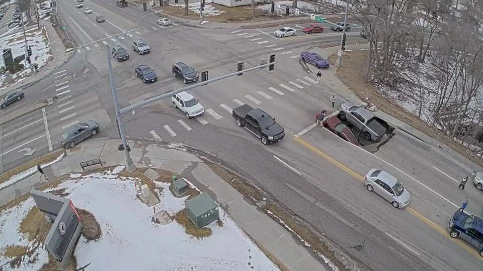 Hai ôtô sụt hố khi đang dừng đèn đỏ