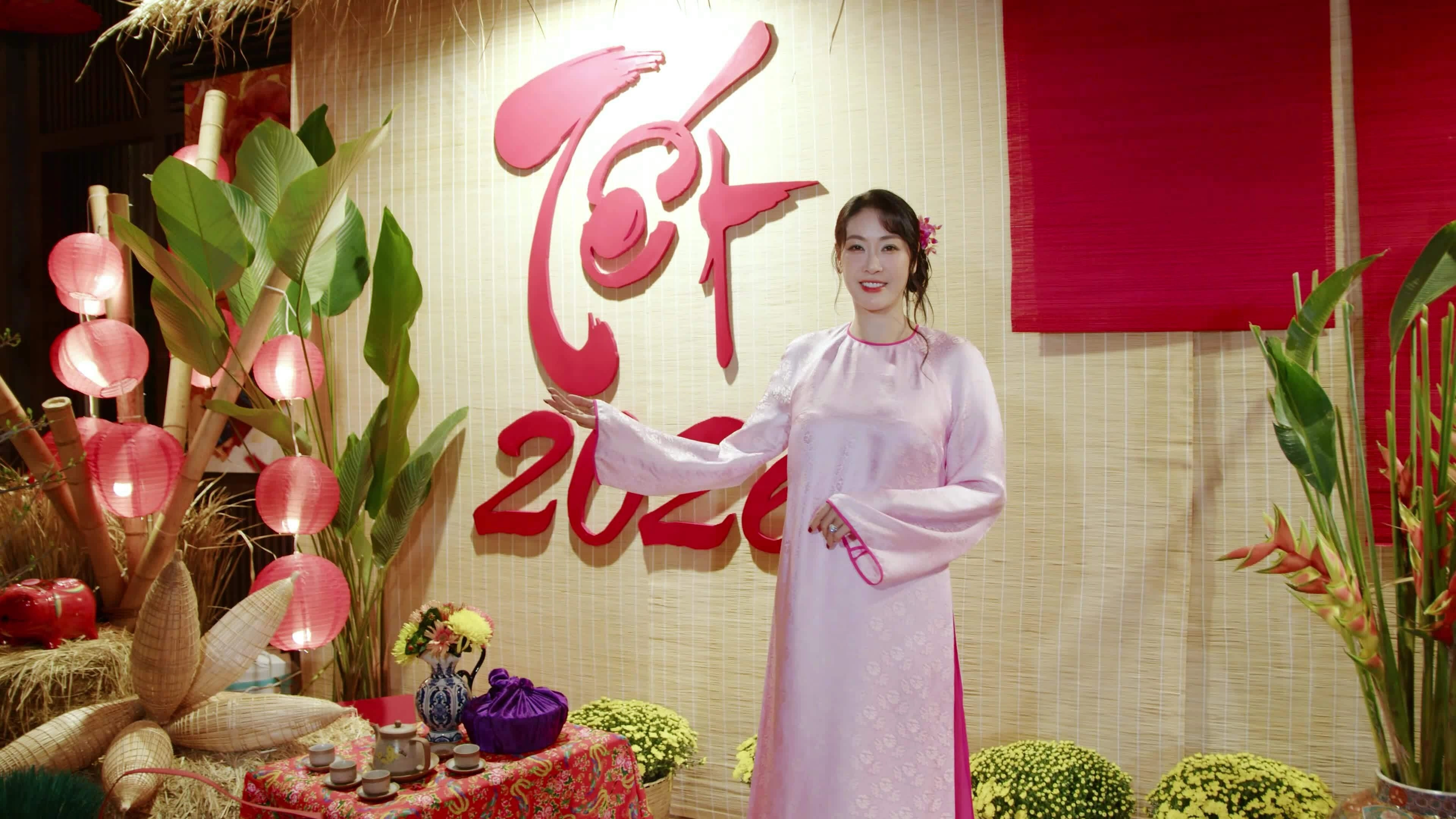 Hoa hậu Hà Kiều Anh diện đồ du xuân Bính Ngọ