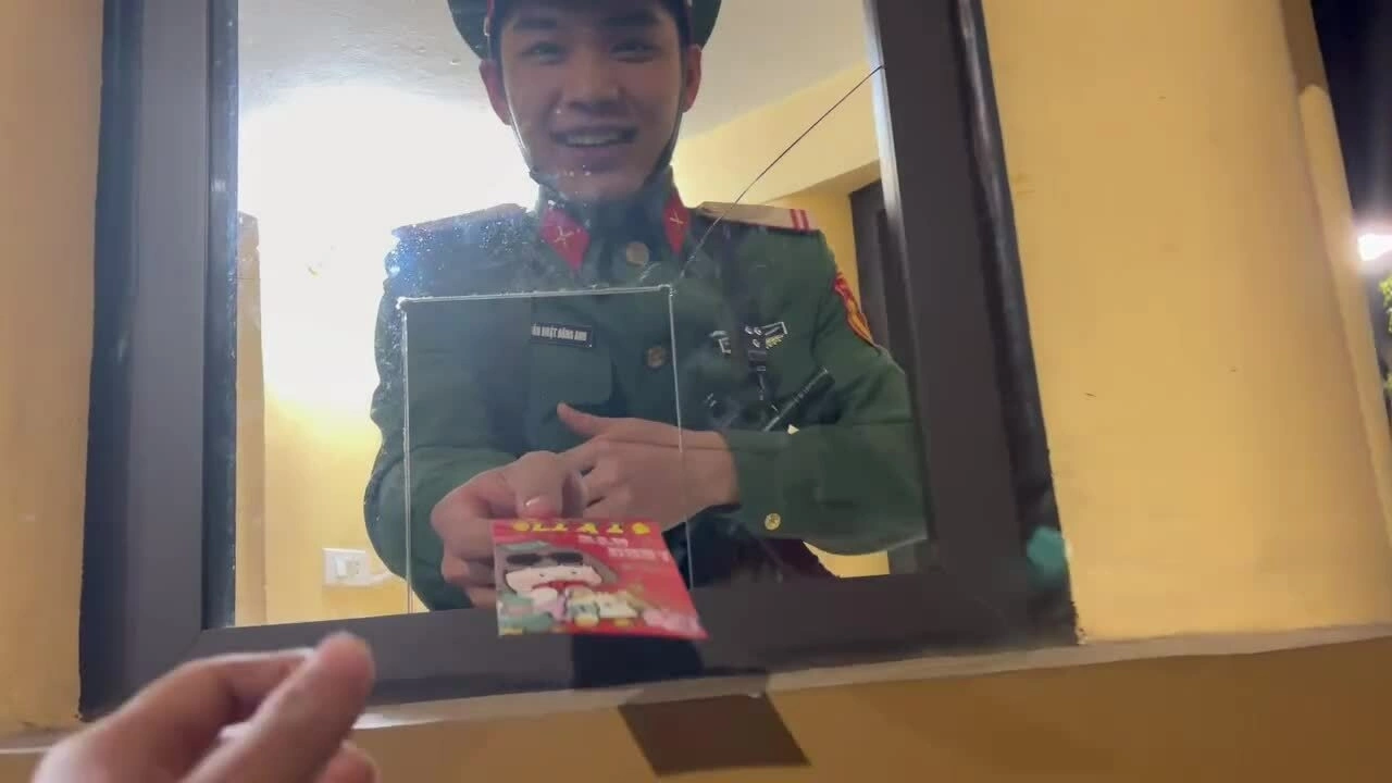 Khách Trung Quốc xúc động vì được quân nhân Việt Nam lì xì đầu năm