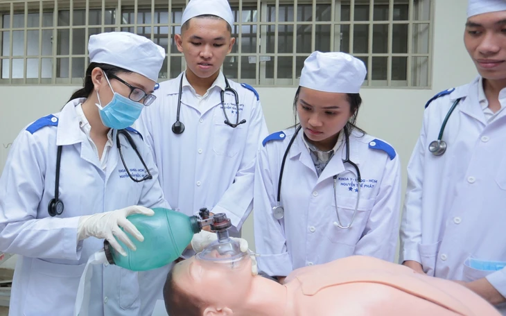 Trường ĐH Y khoa Phạm Ngọc Thạch tuyển 2.155 chỉ tiêu, không quy đổi chứng chỉ ngoại ngữ - Ảnh 2.