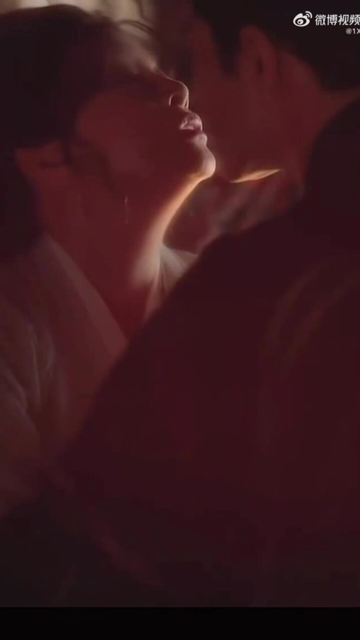 Lưu Hiểu Khánh gây sốc khi đóng cảnh hôn với đàn em kém 30 tuổi