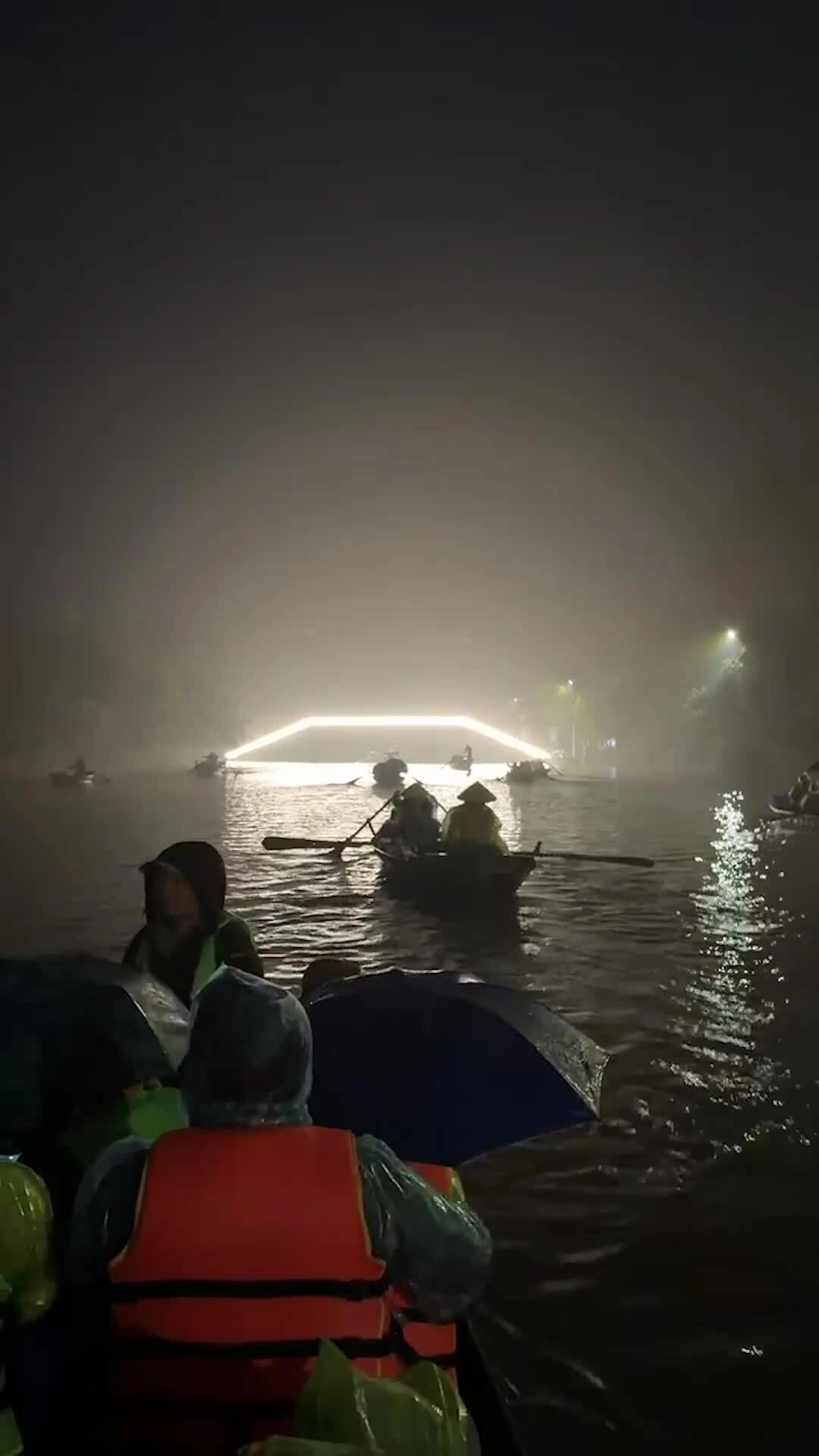 Mưa ngày khai hội chùa Hương, cáp treo quá tải từ rạng sáng