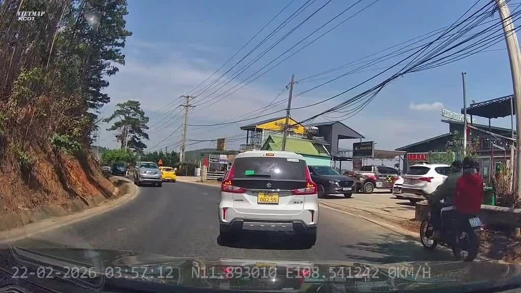 Ôtô đâm dồn toa tại khúc cua