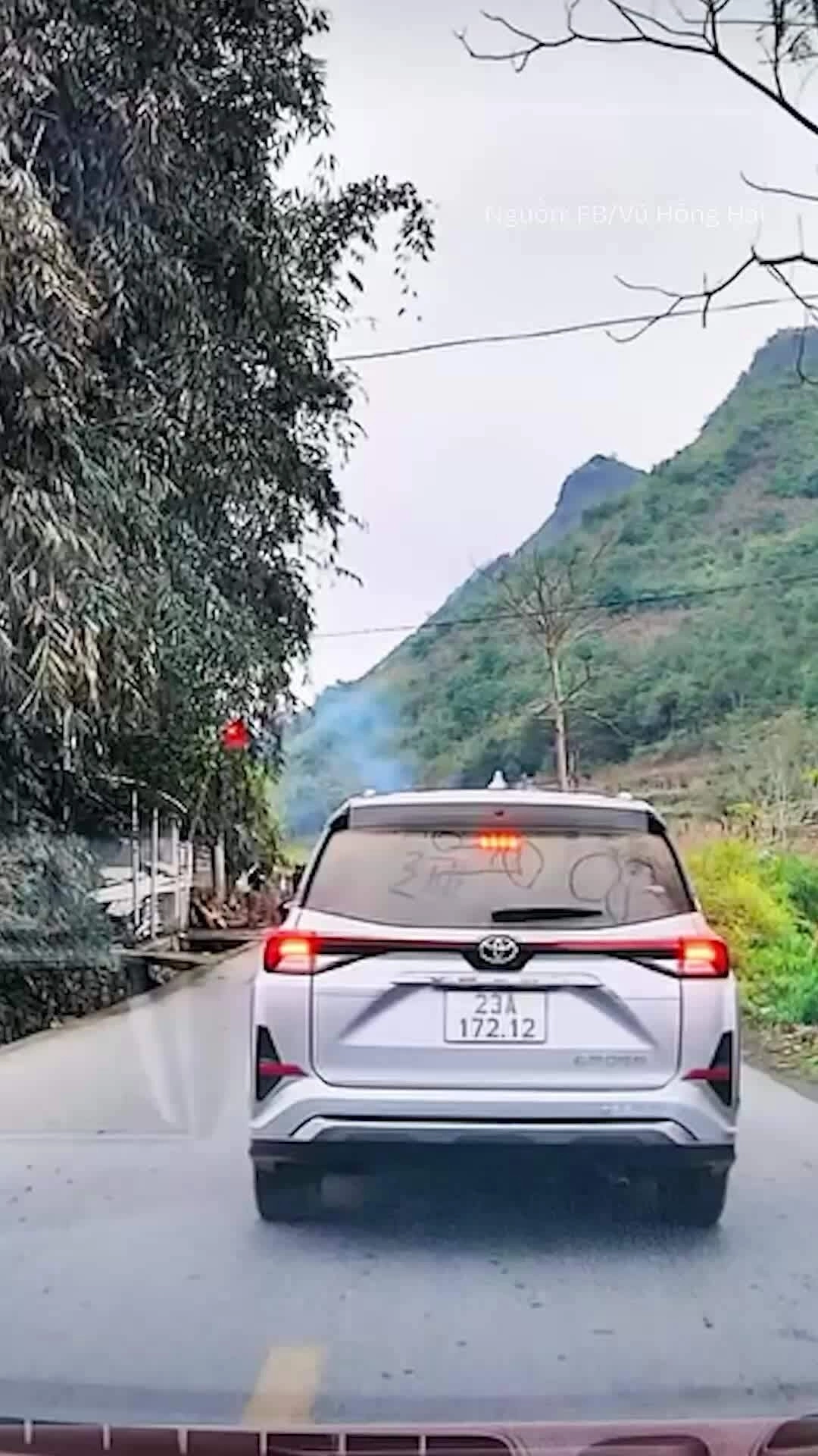 Phi công hạ dù lượn trúng ô tô