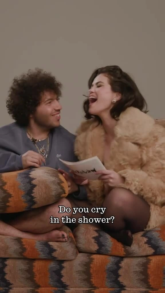 Selena Gomez sốc trước thói quen khi tắm của bạn trai