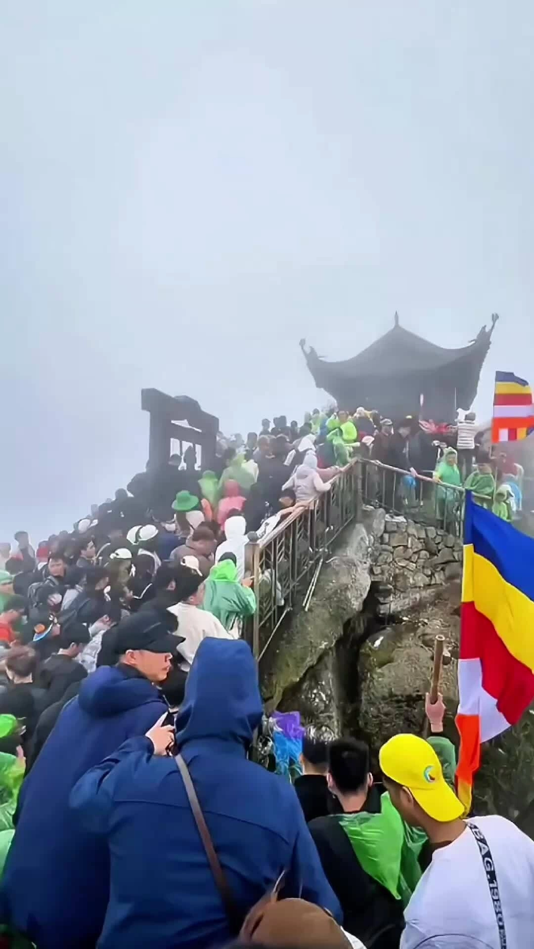 Tắc đường lên chùa Đồng sáng mùng 5 Tết