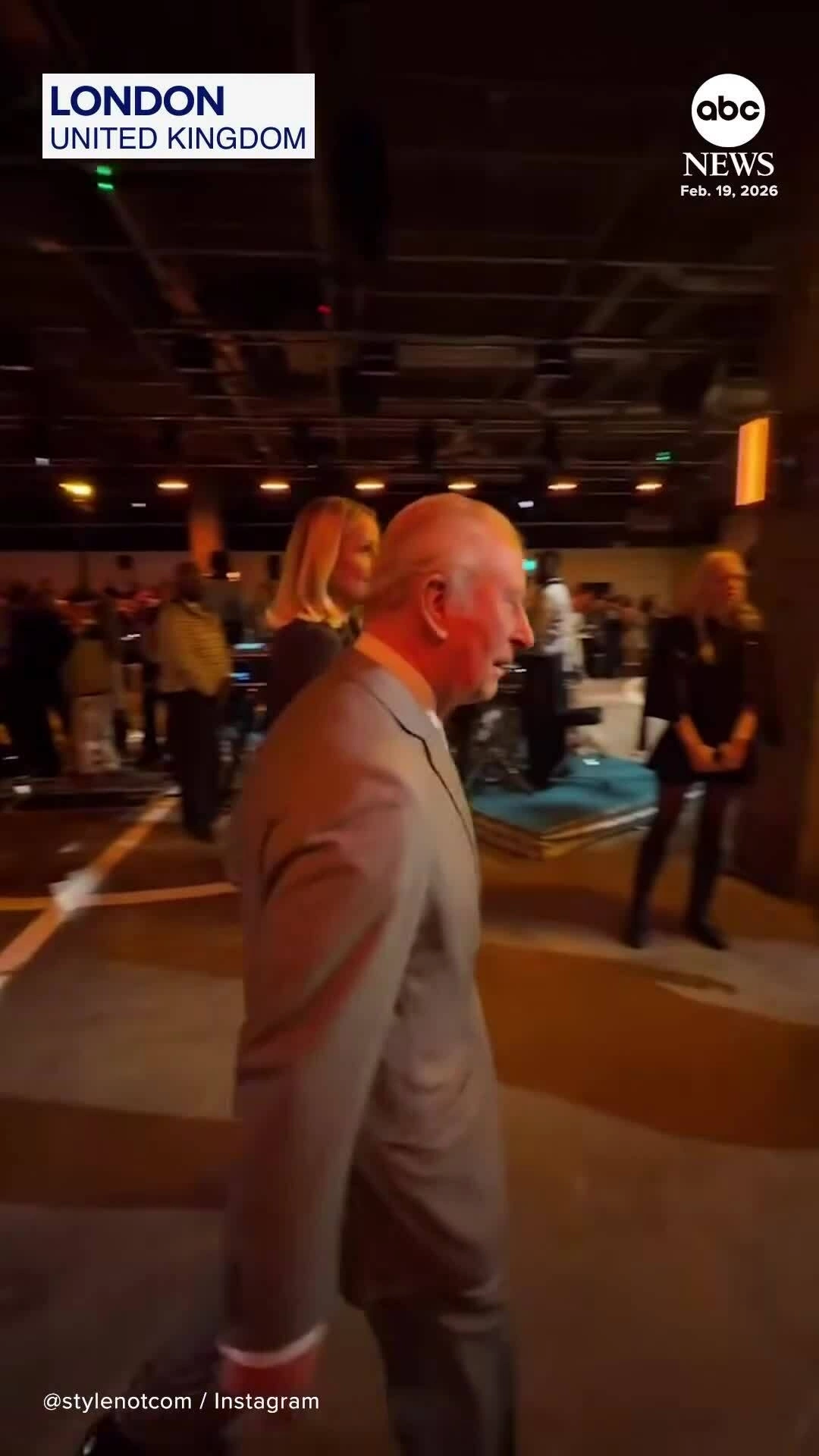 Vua Charles III đi xem show thời trang