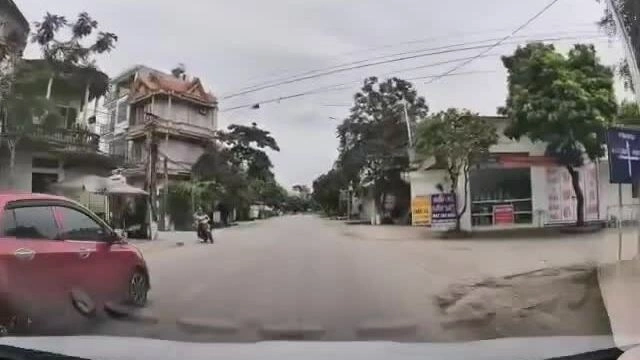 Vượt ẩu ôtô đâm bay hai người đi xe máy