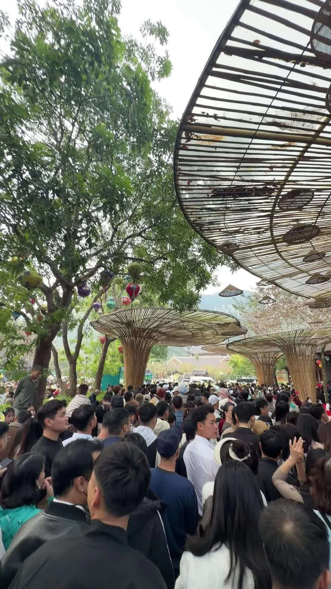 Xếp hàng lên thuyền tham quan Tràng An