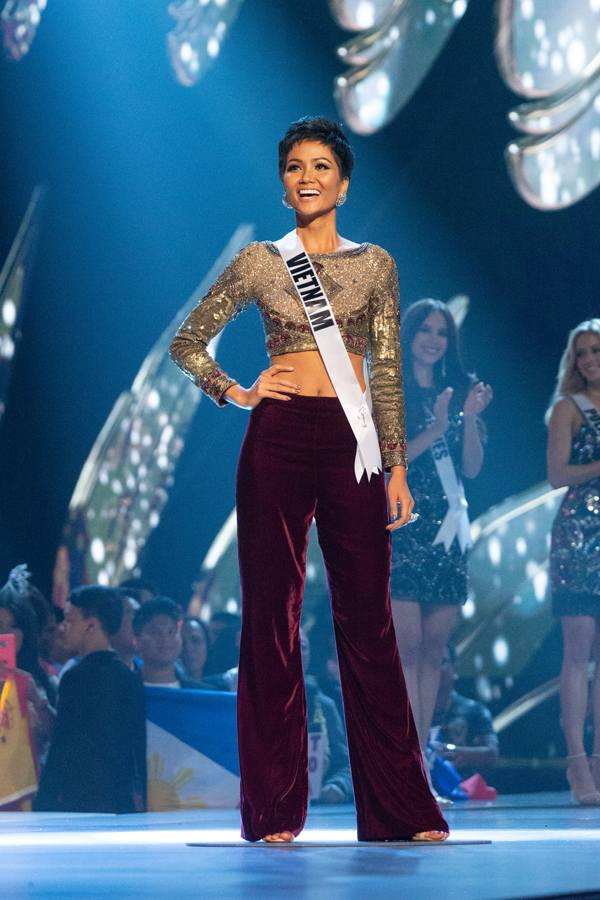 03cg6iw2u31-hatanpx13v2-oznyc8ai7o3 H'Hen Niê trên sân khấu Miss Universe 2018.