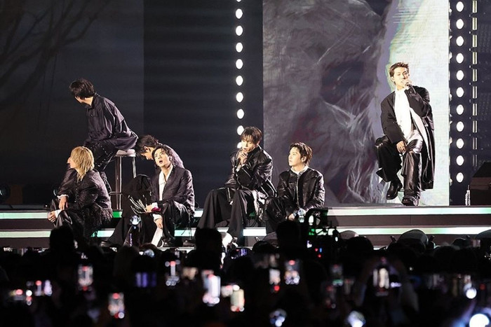 0cdbazpuww1-pbptsv5ufz2-z7lc70sujo3 BTS lập cú hat-trick lịch sử tại Anh với album ARIRANG Ảnh 3