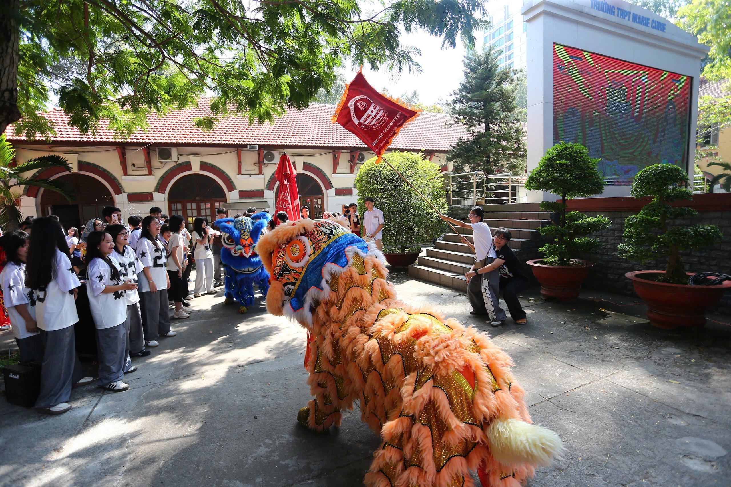 Học sinh TP.HCM 'trẩy hội' Tự tin vào lớp 10: Vừa hỏi tuyển sinh, vừa khám phá bản thân - Ảnh 19. Học sinh TP.HCM 'trẩy hội' Tự tin vào lớp 10: Vừa hỏi tuyển sinh, vừa khám phá bản thân - Ảnh 21.