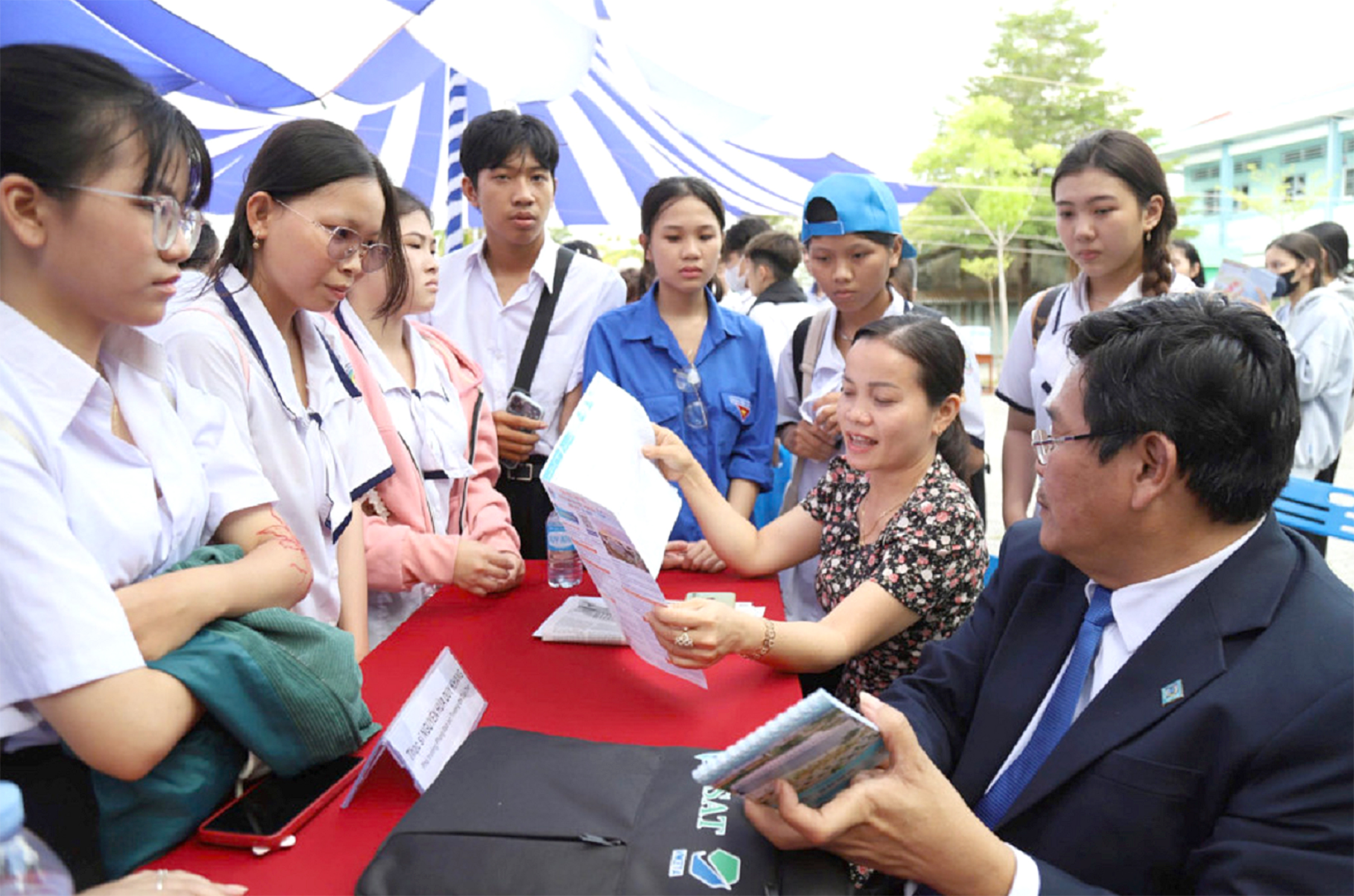 Học ngành gì cũng nên biết AI - Ảnh 1. tư vấn tuyển sinh - Ảnh 1.