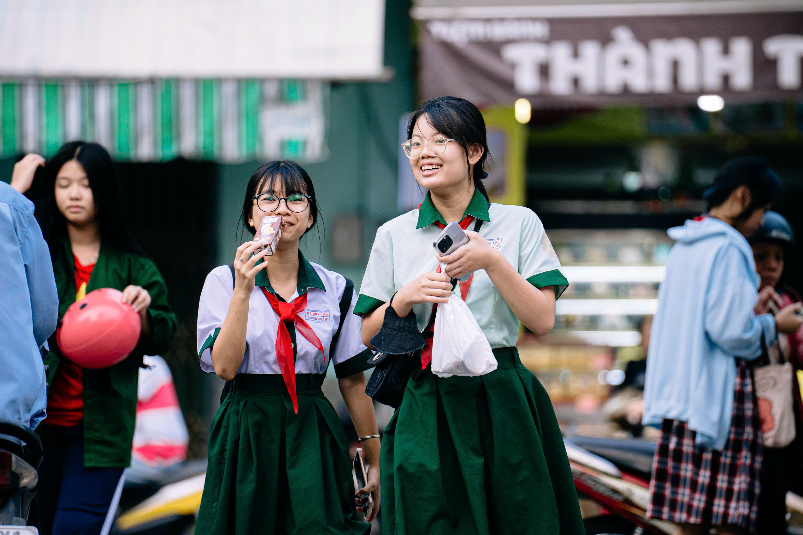 Sáng nay, Tuổi Trẻ tổ chức Ngày hội ‘Tự tin vào lớp 10’ tại THPT Marie Curie và THPT Hoàng Hoa Thám - Ảnh 3. Học sinh TP.HCM 'trẩy hội' Tự tin vào lớp 10: Vừa hỏi tuyển sinh, vừa khám phá bản thân - Ảnh 9.