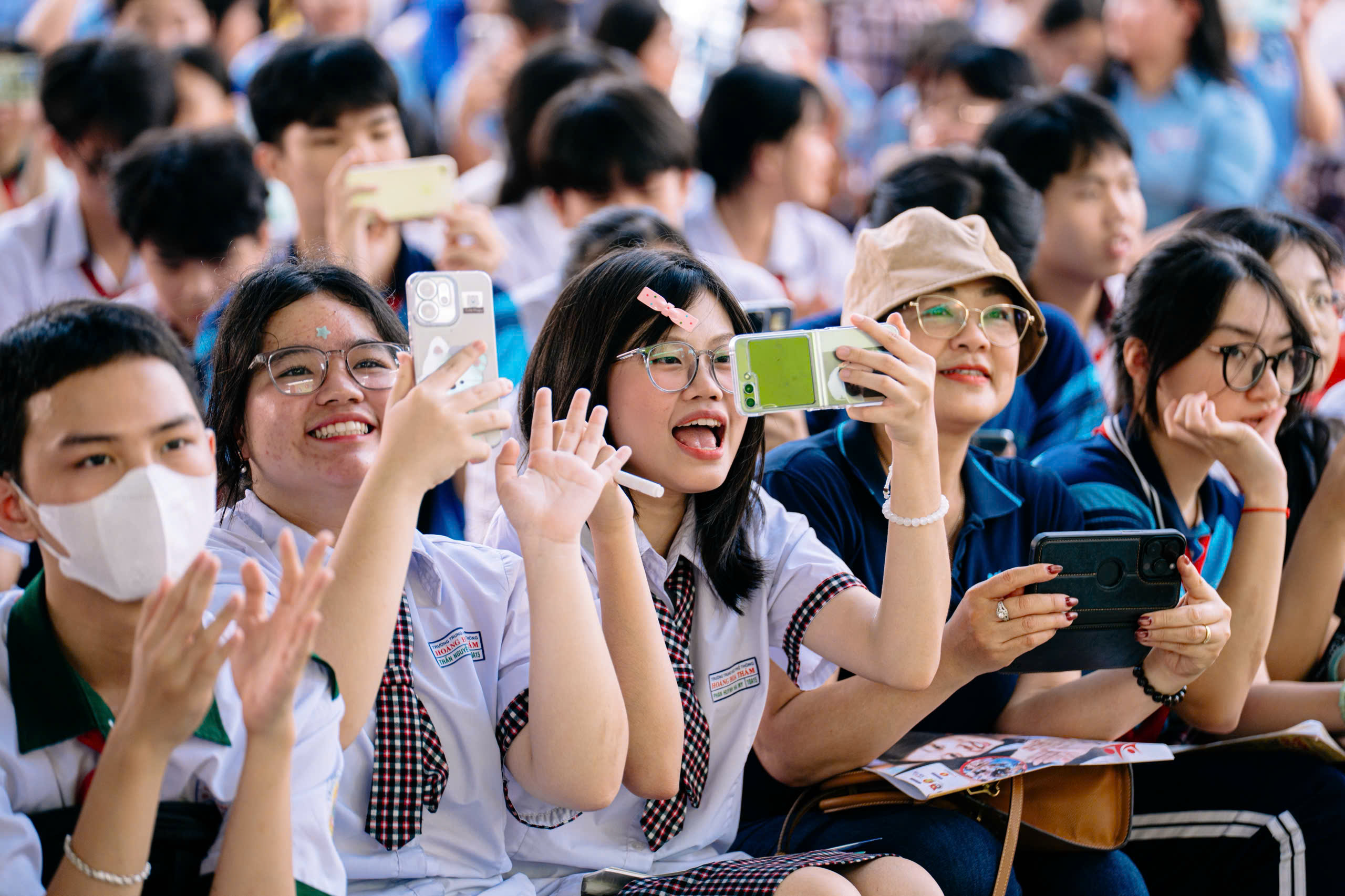 Học sinh TP.HCM 'trẩy hội' Tự tin vào lớp 10: Vừa hỏi tuyển sinh, vừa khám phá bản thân - Ảnh 20. lớp 10 - Ảnh 19.