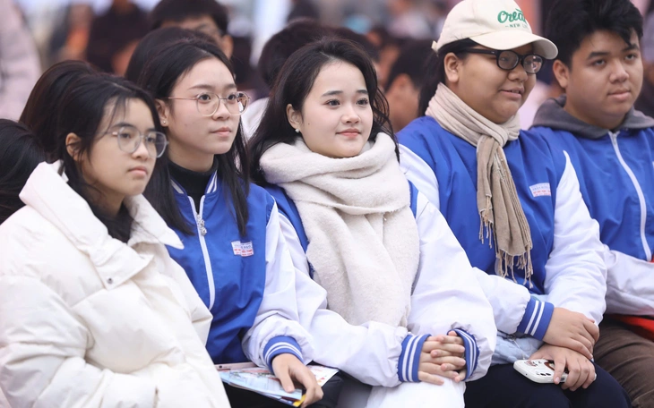 Bộ GD-ĐT nhắn gen Z tại Ngày hội tư vấn tuyển sinh: Không chọn ngành 'hot' vẫn có thể thành công - Ảnh 3.