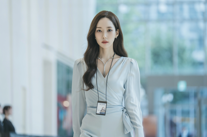 Xoay quanh một nữ đấu giá viên tài năng nhưng bị bao phủ bởi lời đồn về lời nguyền Siren, bộ phim mở ra chuỗi bi kịch khi những người đàn ông bên cạnh cô liên tiếp gặp nạn, từ đó kéo theo cuộc điều tra căng thẳng của một viên cảnh sát và mối quan hệ tình cảm đầy nghi hoặc giữa hai con người đứng ở ranh giới lý trí và cảm xúc.