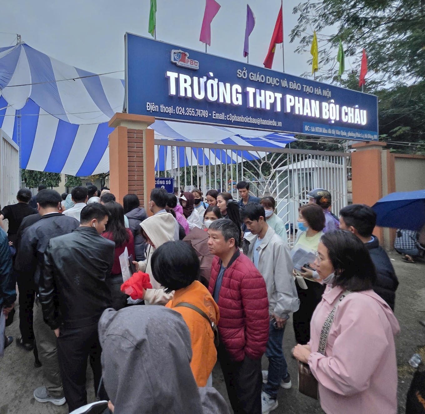Phụ huynh Hà Nội xếp hàng trong đêm nộp hồ sơ vào lớp 10: Trường phải dừng, trả lại phí ghi danh - Ảnh 1.