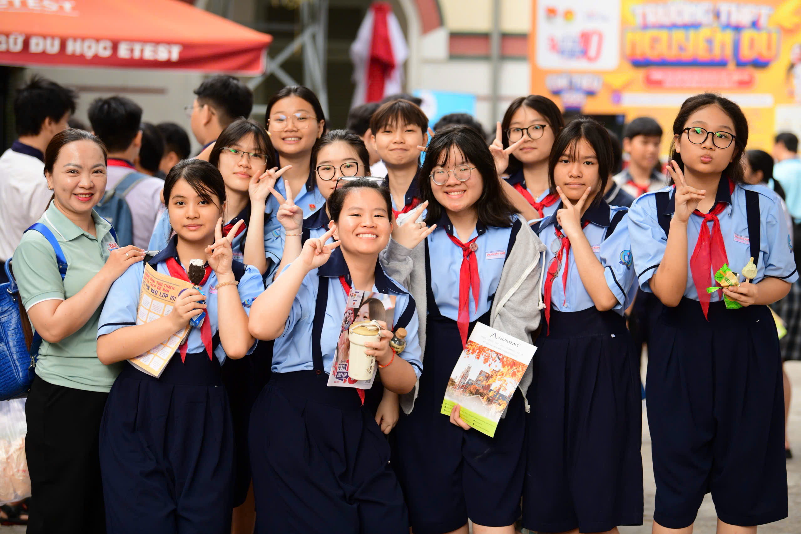 Sáng nay, Tuổi Trẻ tổ chức Ngày hội ‘Tự tin vào lớp 10’ tại THPT Marie Curie và THPT Hoàng Hoa Thám - Ảnh 1. lớp 10 - Ảnh 6.