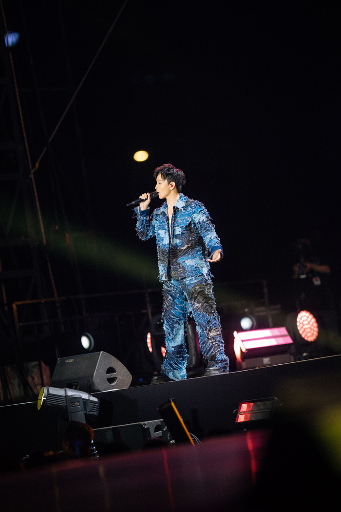 35aa0l38of1-wn0l0y086b2-mws3rsg8xq3 Hình ảnh 'gây sốc' trong concert gần 10.000 khán giả của Hoàng Dũng Ảnh 9