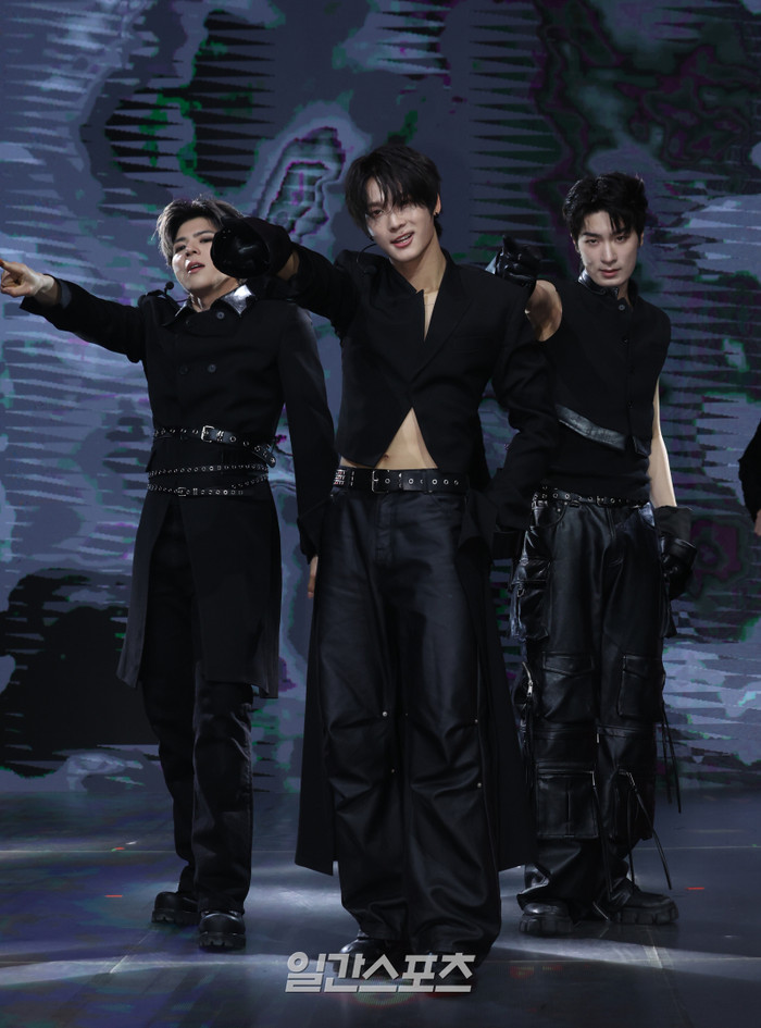 3824ekhgeb1-24z74119e42-0mgh38fo1b3 Nhóm nhạc Kpop gây sốt khi đưa vũ công ngồi xe lăn lên sân khấu Ảnh 1